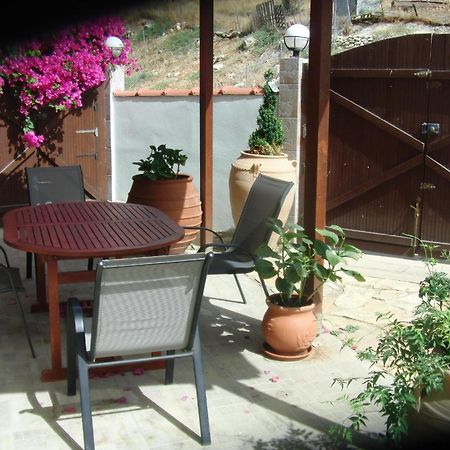 Artemis Appartments Pitsidia Exterior photo